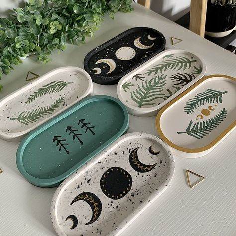 Painting Trinket Dishes, Handmade Ceramics Aesthetic, Ceramic Trinket Tray, Trinket Tray Painting Ideas, Wood Tray Painting Ideas, Tray Painting Ideas, Household Aesthetic, Diy Trinket Dish, Jesmonite Ideas