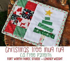 Christmas Mug Rugs, Mug Rug Tutorial, Tree Mug, Mug Rug Patterns, Christmas Sewing Projects, Christmas Quilt Patterns, Fabric Postcards, Holiday Quilts, Christmas Quilts