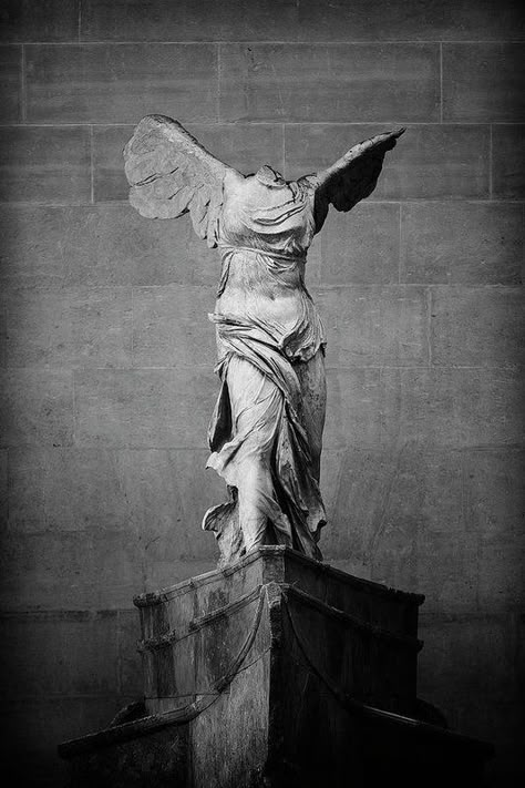 La victoire de samothrace représente la déesse Niké sans bras ni tête et son socle et une proue de navire .Cette statue est trouvée lors d'une exploration dans le sanctuaire des dieux sur l'île de samothrace. (Charles Chamoiseau) Nike Statue, Nike Of Samothrace, Winged Victory Of Samothrace, Winged Victory, Ancient Greek Sculpture, Classic Sculpture, Greek Statues, Angel Statue, Ancient Statues