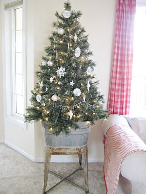 Small Space Christmas Tree, Small Christmas Trees Decorated, Small Christmas Tree, Christmas Apartment, Space Apartments, Amazing Kitchen, Fabulous Christmas, Christmas Tree Stand, Christmas Living Rooms