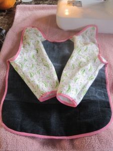 Baby Bib Tutorial Free Pattern, Toddler Bibs Pattern, Baby Bibs Patterns Free, Baby Bib Tutorial, Baby Sewing Patterns Free, Apron Pattern Free, Bibs With Sleeves, Couture Bb, Baby Apron