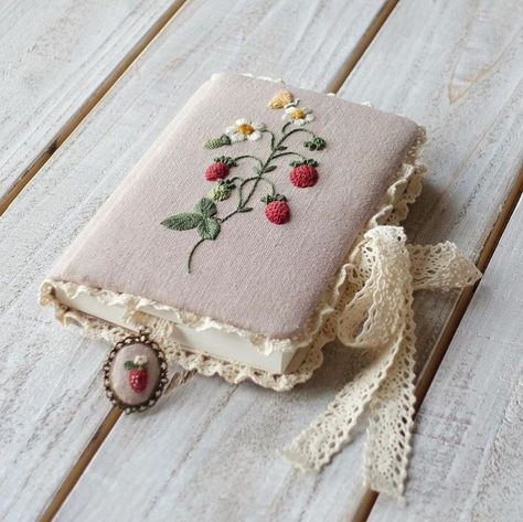 Embroidery Book Cover, Fabric Book Covers, Hand Embroidery Videos, Handmade Embroidery Designs, Embroidery Book, Fabric Journals, Pola Sulam, Hand Embroidery Projects, 자수 디자인