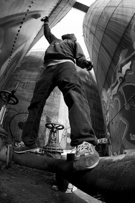 . Guy Doing Graffiti, Graffiti Artist Photography, Fisheye Photography, Photography Graffiti, Photo Originale, Perspective Photos, Black And White Graffiti, Graffiti Photography, Perspective Photography