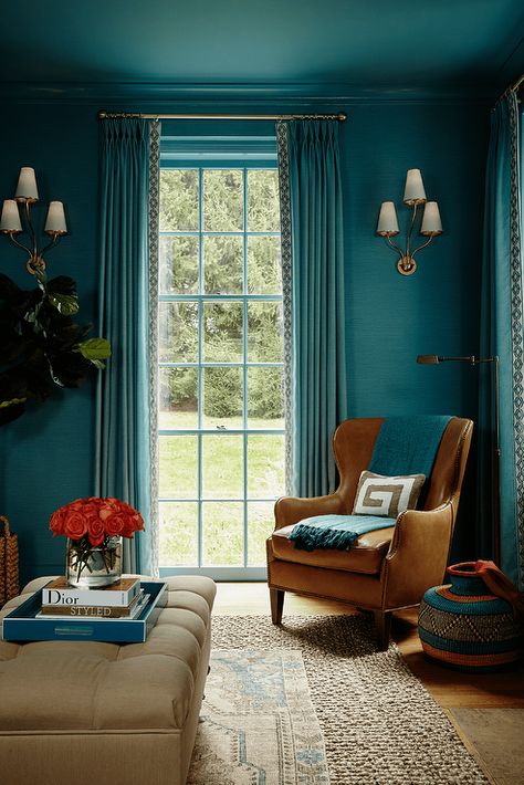 An elegant peacock blue den is lit by Aerin Montreuil Small Wall Sconce mounted to a wall covered in peacock blue grasscloth wallpaper lined with peacock blue crown molding framing a peacock blue ceiling. Blue Grasscloth Wallpaper, Green Office Design, Erin Kestenbaum, Blue Grasscloth, Interior Curtains, French Door Interior, Blue Home Offices, Blue Ceilings, Country House Design