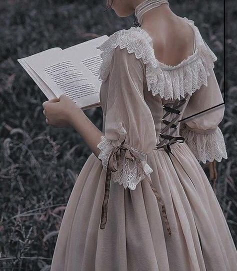 1800s Aesthetic, Era Victoria, Fairytale Aesthetic, An Open Book, Queen Aesthetic, Royal Aesthetic, Old Fashion Dresses, Belek, Fantasy Gowns