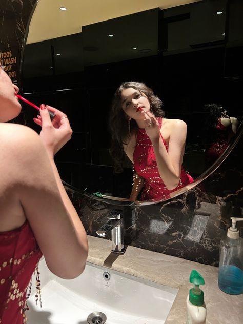 Washroom Selfie, Mirror Pic Selfie, Washroom Mirror, Cute Birthday Ideas, Mirror Pics, Mirror Pic, Girly Photography, Mirror Selfie, Mirror