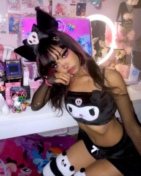 Egirl Poses Reference, Egirl Poses, Poc Goth, Bad Karma, Anime Bebe, Goth Kawaii, Body Tutorial, Internet Girl, Kawaii Goth