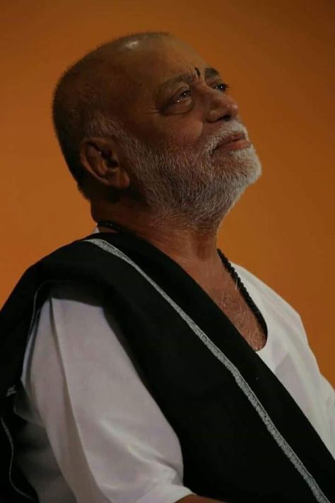 Morari Bapu Wallpapers, Murari Bapu, Aaradhya Devi, Dad Son Photography, Morari Bapu, Indian Movie Songs, Black Cat Drawing, Cotton Dress Pattern, Gayatri Devi