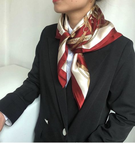 Square Scarf Outfit, Silk Scarf Outfit, Red Silk Scarf, Bohemian Scarves, Silk Scarf Style, Ways To Wear A Scarf, Scarf Outfit, Outfit Look, How To Wear Scarves