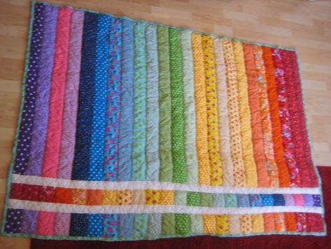 Das ich so schnell wieder eine Decke mache, hätt ich auch nicht gedacht. Aber hier ist mein Regenbogen Quilt. Zwischen erstem Zuschnitt un... Recycled Jeans Bag, Rainbow Blocks, Quilt Modernen, Rainbow Quilt, Jellyroll Quilts, Recycled Jeans, Strip Quilts, Paper Piecing, Modern Quilts