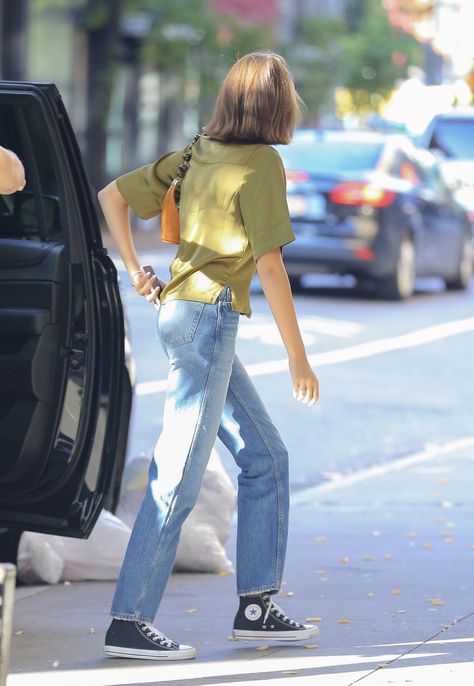 High Cut Converse Outfit, Amalie Moosgaard, Converse Fits, Kaia Gerber Style, Converse Outfit, Austin Style, Mix Match Outfits, Models Off Duty Style, Casual College Outfits