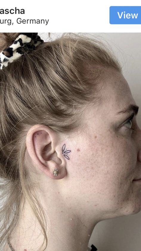 Small Side Of Face Tattoo, Side Of Face Tattoo Women, Forehead Tattoo Woman, Face Tattoo Women, Dainty Face Tattoos, Side Of Face Tattoo, Tattoo Oreille, Tattoos Placement Ideas, Forehead Tattoo