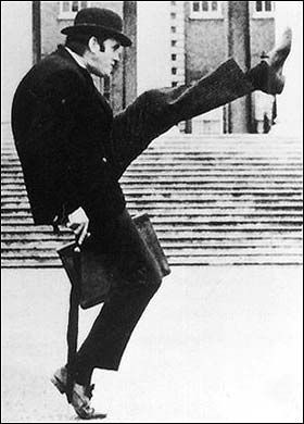 John Cleese~The Ministry of Silly Walks Monty Python Flying Circus, John Cleese, Morrison Hotel, Julian Lennon, Arte Peculiar, British Humor, British Comedy, Monty Python, British Tv