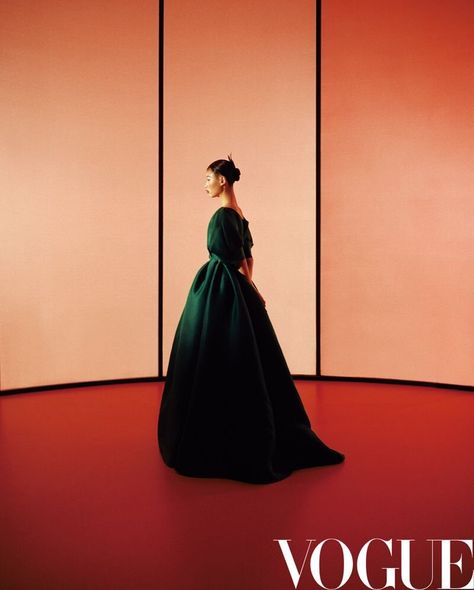 Leslie Zhang Captures Valentino Reds Vogue China February 2020 — Anne of Carversville He Cong, Leslie Zhang, Editorial Vogue, Vogue Editorial, Images Design, Photographie Portrait Inspiration, Vogue China, Concept Ideas, Fashion Cover