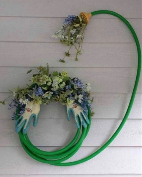 Hose Wreaths, Flower Ladder, Hose Wreath, Garden Hose Wreath, Window Decorations, Ideas For Decorating, Outdoor Crafts, Have Inspiration, Seasonal Wreaths