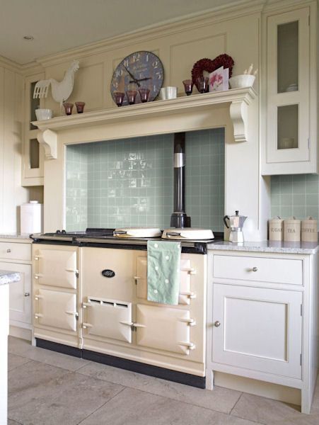 BACKSPLASH LOVE this glossy colored tile brings just the right pop to the kitchen. kinda retro no? Country Kitchen Splashback Ideas, Oven Nook, Farmhouse England, Cooker Surround, Range Surround, Tiled Splashback, Wickes Kitchens, Kitchen Mantle, Aga Cooker