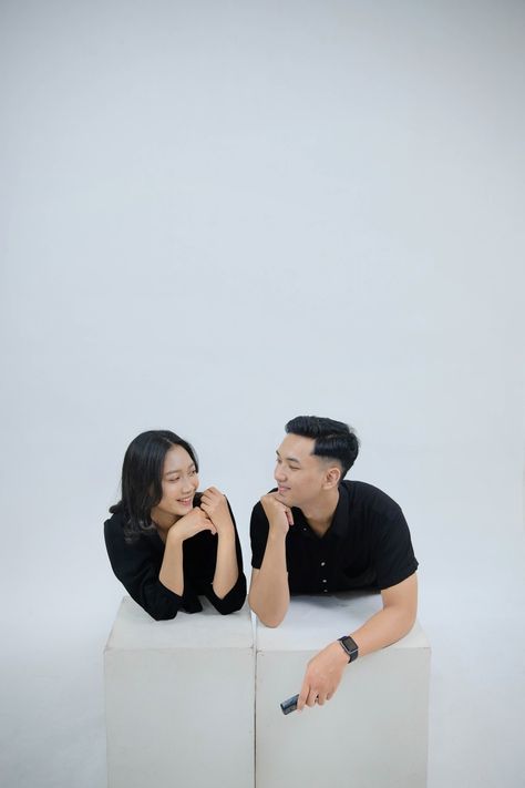 Photobox Couple, Self Photo Studio, Prewed Studio, Pose Pengantin, Studio Photoshoot Ideas, Dream Beach Wedding, Couple Ideas, Studio Poses, Studio Photography Poses