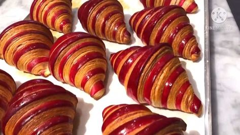 Bicolor raspberry croissant Bicolor Croissant Recipe, Crissonts Recipe, Bicolor Croissant, Raspberry Croissant Recipe, Bread Names, Croissant Ideas, Raspberry Croissant, Chocolate Croissant Recipe, Croissant Recipes