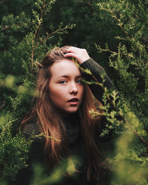 📸: Maggie Blackmon Photography   #woods #green #artsy #photoshoot #turtleneck #winter #fall #spring #summer Snow Photoshoot, Winter Portraits, Spring Photoshoot, Nature Photoshoot, Fall Photography, Winter Girl, Woods Photography, Forest Photos, Foto Shoot