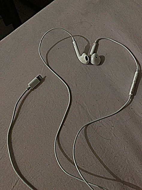 Phone And Earphones Aesthetic, Wired Ear Buds Aesthetic, Headphones Aesthetic Wired, Earphone Aesthetic Girl, Music Aesthetic Earphones, Wired Earbuds Aesthetic, Girl With Earphones Aesthetic, Sharing Earphones Aesthetic, Music Earphones Aesthetic