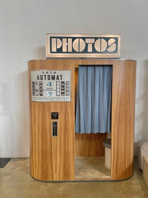 aesthetic photobooth paris insta pic inspo Photo Booth Design, Tokyo Photos, Visuell Identitet, Vintage Photo Booths, Photo Restoration, Photo Box, Vintage Film, Real Vintage, Pop Up Store