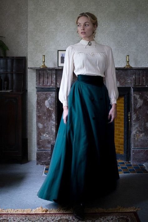 England 1800s Fashion, Victorian Working Class Dress, 1700s Fashion Poor, Victorian Commoner Clothing, 1890s Fashion Poor, 1800s Dresses Poor, Victorian England Fashion, 19th Century Fashion Women, 1890s Fashion Women