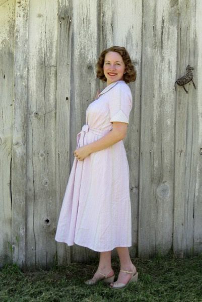 Pink linen 1940s maternity dress. Modest Maternity Clothes, Vintage Maternity Clothes, Linen Maternity Dress, Clothes Cupboard, Modest Maternity, Fashion 1940s Style, Vintage Prom Dresses 1950s, Linen Maternity, Dreamy Wardrobe