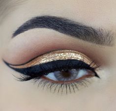 Maquillaje de egipcia                                                                                                                                                                                 More Gold And Black Makeup, Egyptian Make Up, Carnaval Make-up, Cleopatra Makeup, Egyptian Makeup, Liner Brush, Beautiful Eye Makeup, Colourpop Cosmetics, How To Apply Eyeliner