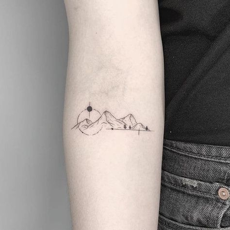 Tattoo Montagne, Jt Tattoo, Moutain Tattoos, Small Mountain Tattoo, Geometric Mountain Tattoo, Bachelorette Tattoos, Mountain Tattoo Simple, Rings Tattoo, Lord Of The Rings Tattoo