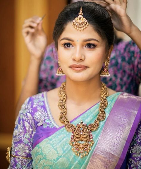 Party Wear Long Gowns, South Indian Wedding Saree, Bridal Hairstyle Indian Wedding, Hair Style On Saree, Engagement Look, Indian Bride Makeup, Gold Haram, No Makeup Makeup, Engagement Hairstyles