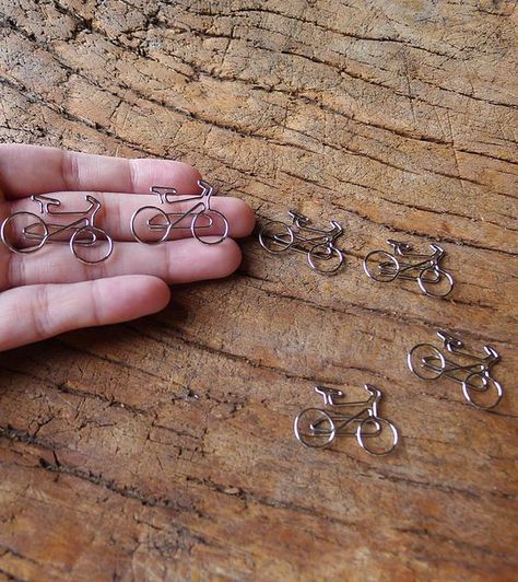 Bicycle Paper Clips!! Fun to make larger scale, out of old fence wire: Farmhouse Tile, Bijoux Fil Aluminium, Shower Tile Designs, Tile Shower Ideas, Green Tile, Wire Work Jewelry, Metal Art Projects, Wire Sculpture, Tile Shower