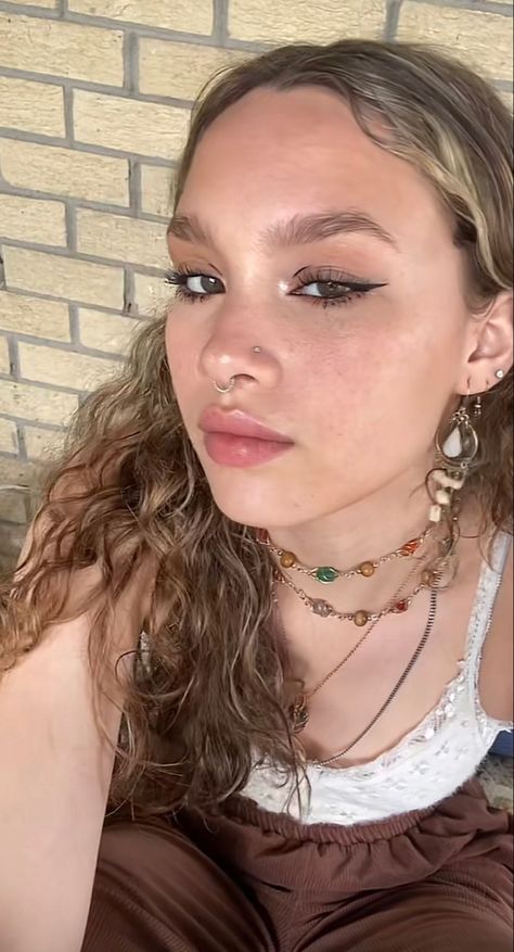 Boho Grunge Makeup, Septum Piercing Curly Hair, Septum Jewelry In Nostril, Septum And Both Nostril Piercing, Natural Earthy Makeup, 2 Nostril Piercings, Both Nostrils Pierced With Septum, Septum Outfit, Nose And Septum Piercing Together