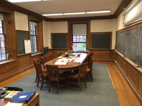 Boarding School Aesthetic Classroom, Rich Private School Aesthetic, Boarding School Dorm, Exeter New Hampshire, Boarding School Life, Phillips Exeter Academy, Boarding School Aesthetic, Classroom Interior, Class Library