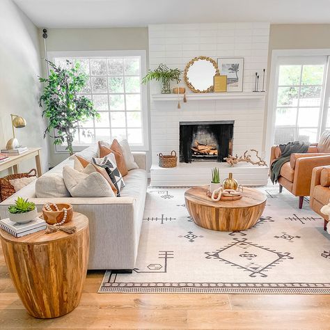 9 Easy Coastal Chic Home Decor Tips | The Ruggable Blog Leather Couches Living Room, Grey Couch, Grey Couch Living Room, Boho Chic Living Room, Living Room Decor Gray, Up House, Chic Living Room, Living Room Leather, Decor Home Living Room