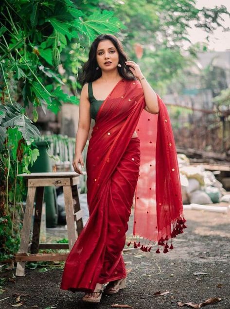 Sayali Sanjeev Traditional Outfits And Looks Sayali Sanjeev, Cocktail Saree, Cotton Dress Outfit, Alternative Fashion Grunge, Saree Jackets, Simple Saree Designs, Wedding Saree Collection, Saree Poses, Simple Sarees