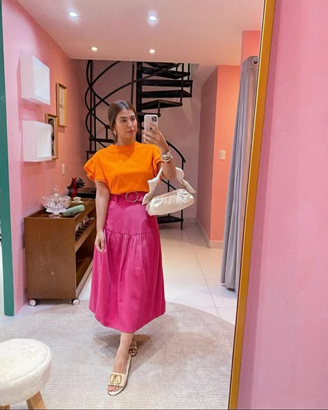 Look colorido e mega moderno, composição linda da @geochavess usando saia rosa + blusa laranja ❤ Vibrant Outfits, Color Blocking Outfits, Mini Dress Outfits, Future Clothes, Trendy Dress Outfits, Casual Chic Outfit, Colourful Outfits, Polyvore Outfits, Spring Summer Outfits