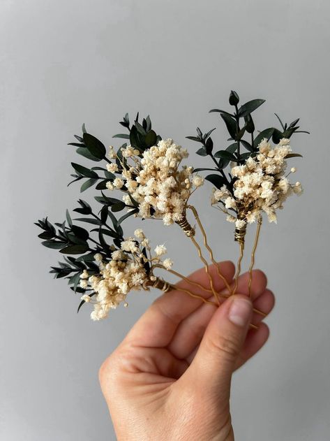 Eucalyptus Wedding Ceremony, Eucalyptus Wedding Hair, Bridal Boho Hair, Gypsophila Hair, Greenery Wedding Theme, Dried Gypsophila, Boho Bridal Hair, Dried Flowers Wedding, Flower Hair Pins