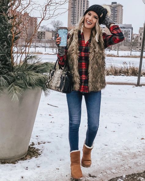 Faux Fur Vests Outfits, Fur Vest Outfits, Faux Fur Outfit, Vest Outfits For Women, Fur Outfit, Pinterest Outfits, Vest Outfits, Casual Winter Outfits, Fur Vest