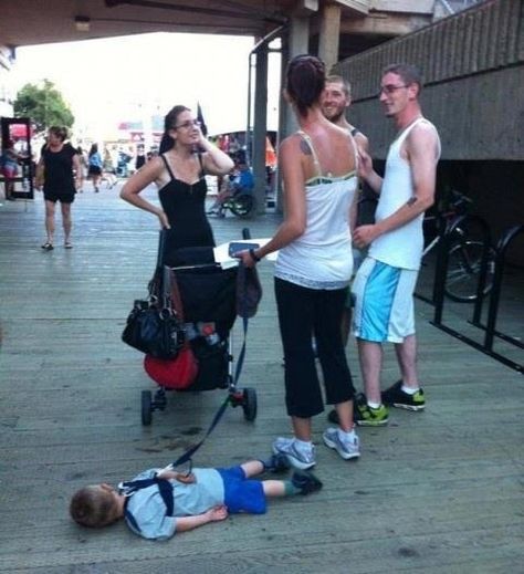 And another one... Funny Poses, Bad Parents, Parenting Fail, 웃긴 사진, Can't Stop Laughing, صور مضحكة, Komik Internet Fenomenleri, People Standing, Laughing So Hard