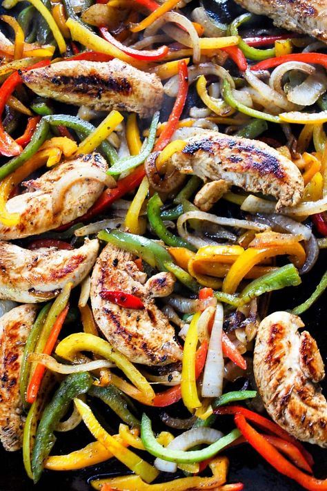 Blackstone Chicken Fajitas! This quick and easy recipe makes a batch of chicken fajitas complete with juicy, charred bell peppers and onions on a flat-top grill. Mexican Chicken Marinade, Blackstone Chicken, Easy Chicken Fajitas, Blackstone Recipes, Seared Chicken Breast, Griddle Recipes, Flat Top Grill, Easy Chicken Breast, Chicken Fajita