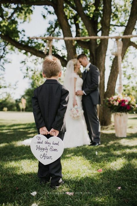 Holding Sign, Wedding Photography Bride And Groom, Wedding Ceremony Ideas, Cute Ring, Wedding Photography Bride, Wedding Picture Poses, Pose Fotografi, Photography Bride, Foto Tips