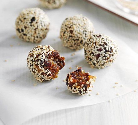 Energy balls with dates Low Gi Snacks, Eat For Energy, Nuggets Recipe, Low Gi, Bbc Good Food Recipes, Energy Bites, Food Shows, Best Fruits, Healthy Fruits