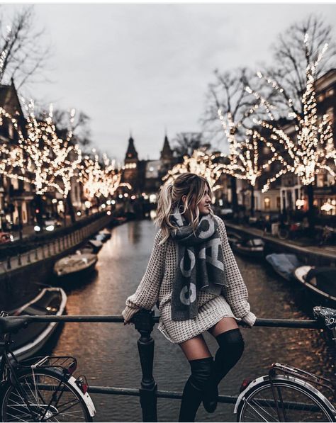 Mode Shoes, Winter Photoshoot, Winter Photos, Foto Poses, Christmas Photoshoot, Winter Vibes, Travel Nature, Winter Mode, Winter Aesthetic