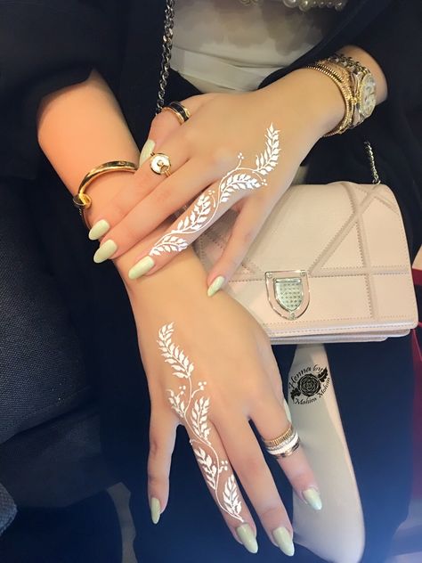 Minimal Mehendi Designs, Minimal Mehendi, White Henna Tattoo, White Henna Designs, Wedding Henna Designs, Cute Henna Designs, Henna Style Tattoos, Henna Nails, Henna Hand