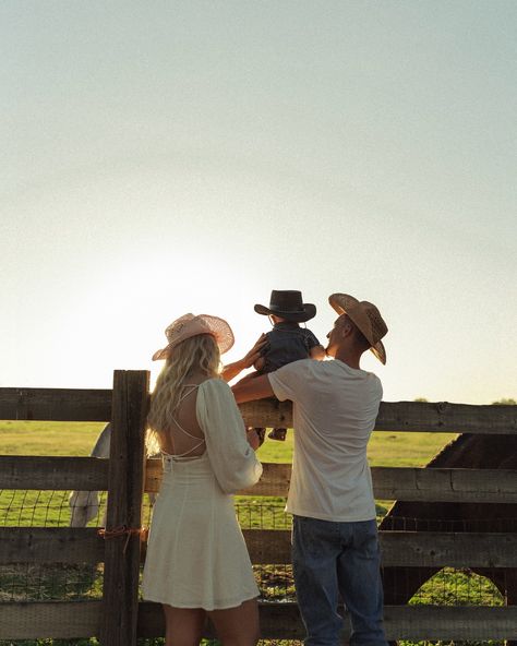 Dream Board Pictures Aesthetic Family, Family Western Photoshoot Outfits, Family Photos Farm Ideas Country Life, Future Lifestyle Family, Southern Family Photos, Family Horse Photoshoot, Southern Family Aesthetic, Cute Country Family, Family Candid Photos