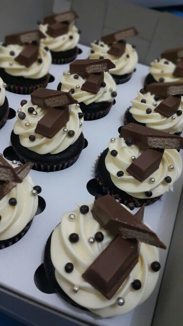 Chocolate kitkat cupcake with creamcheese frosting Kitkat Cupcakes, Party Pastries, Cupcake Decoration, Cupcake Charms, Candy Drinks, Small Cakes, Cake Stuff, Cake Inspo, Themed Cupcakes