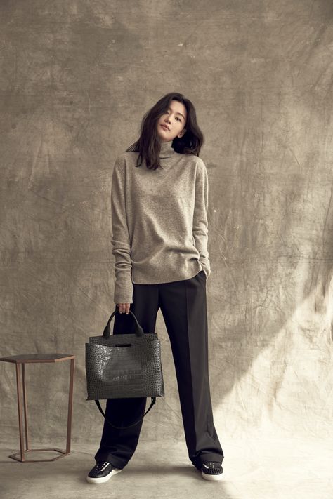 Jun Ji Hyun Fashion, European Outfits, Comfortable Travel Outfit, Celebrity Fashion Outfits, Jun Ji Hyun, Woman Sweater, Urban Chic Fashion, Ji Hyun, Korean Casual Outfits