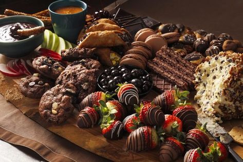 Chocolate Board Ideas, Chocolate Charcuterie Board Ideas, Chocolate Boards, Sweet Boards, Turtle Candies, Chocolate Buffet, Chocolate Charcuterie Board, Chocolate Charcuterie, Pirouette Cookies