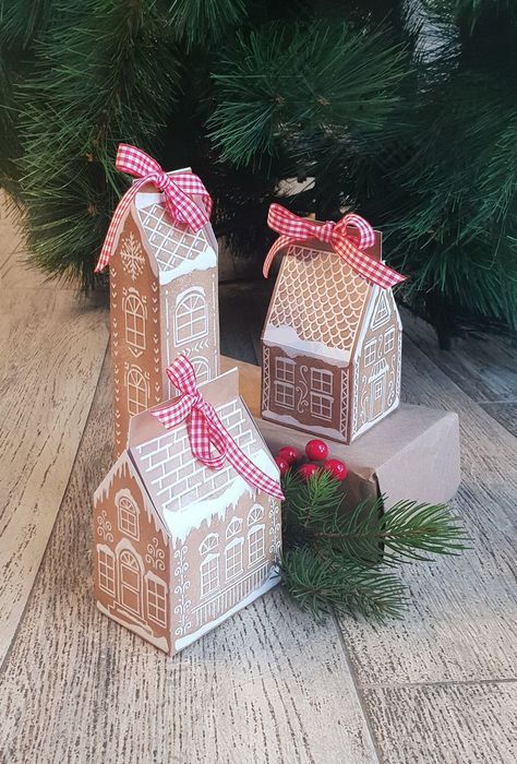 Gingerbread Gift Boxes, Gingerbread House Gift Boxes, Gingerbread Gift Wrapping Ideas, Christmas Gift Boxes Diy, Diy Gingerbread Houses, Brr Basket, Gingerbread House Template, Diy Gingerbread, House Gift Box