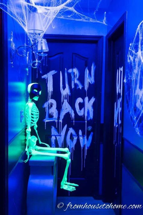 I love these glow in the dark Halloween party decor ideas! They'll be perfect for my scary Halloween party. #entertainingdiva #halloweendecor #diyhalloween Dark Decor Ideas, Entrada Halloween, Diy Black Light, Soirée Halloween, Dekorasi Halloween, Halloween Lights Decorations, Glow In The Dark Halloween, Diy Glow, Halloween Entertaining